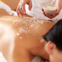 Comment réussir son gommage corps version naturelle ?